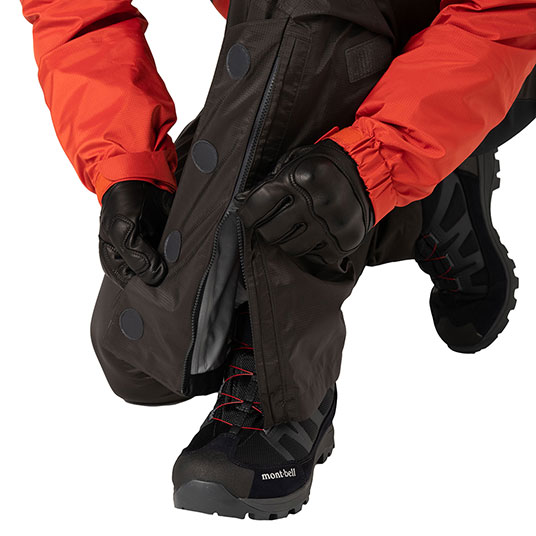 ブーツを履いたままでもパンツの着脱しやすい長めのボトムジッパー