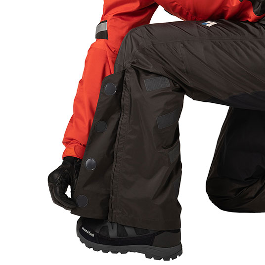 ジッパー部分にはフラップがあり、走行時に高い防水性を発揮