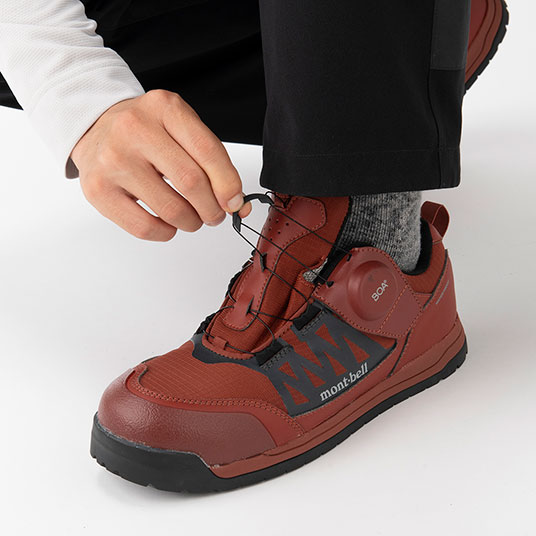 タブを引っ張ることで素早く緩めることができます。