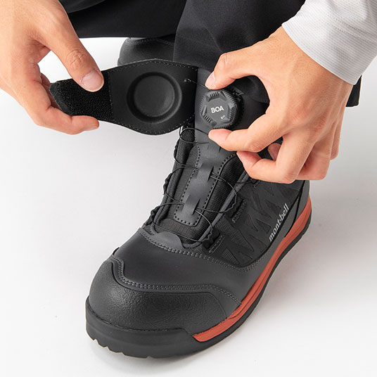 ダイヤルを回すだけの簡単な操作でフィット感の調節が可能。（カバー付き）