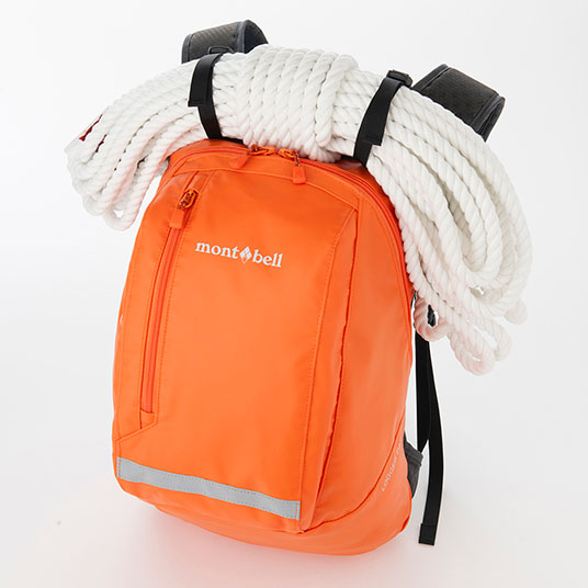 上部にロープなどを取り付けできるストラップを装備