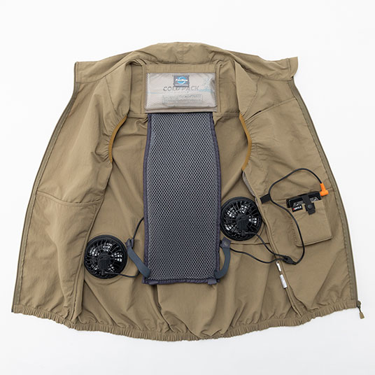 別売りのファン、バッテリー、コールドパック、メッシュバックパネルを装着した状態