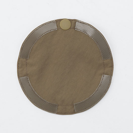 ファンを使用しないときには取り付け穴にベルクロで装着できるカバー