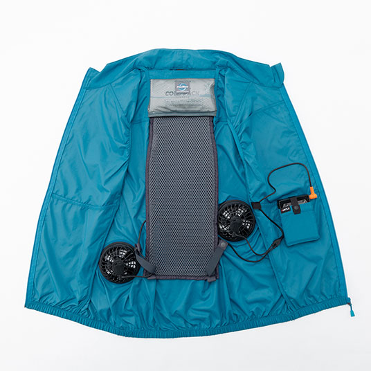 別売りのファン、バッテリー、コールドパック、メッシュバックパネルを装着した状態