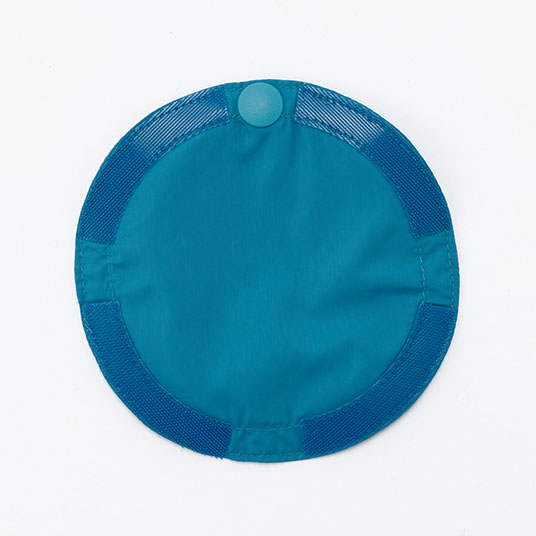 ファンを使用しないときには取り付け穴にベルクロで装着できるカバー