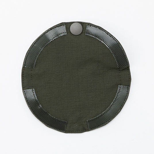 ファンを使用しないときには取り付け穴にベルクロで装着できるカバー