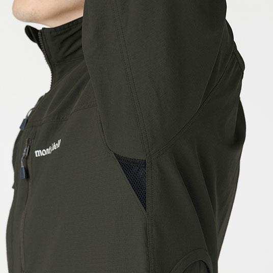 発汗が多い脇から空気を排出することで、効果的に涼しさを感じられます