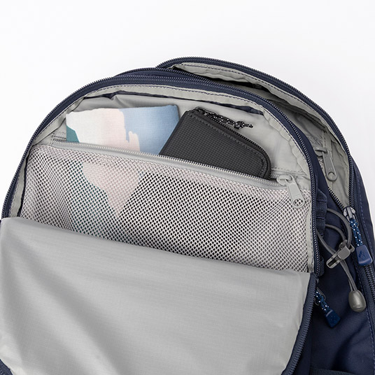 小物を収納できるフロントポケット