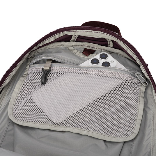 内部のジッパー付きポケット（キーリーシュ付き）