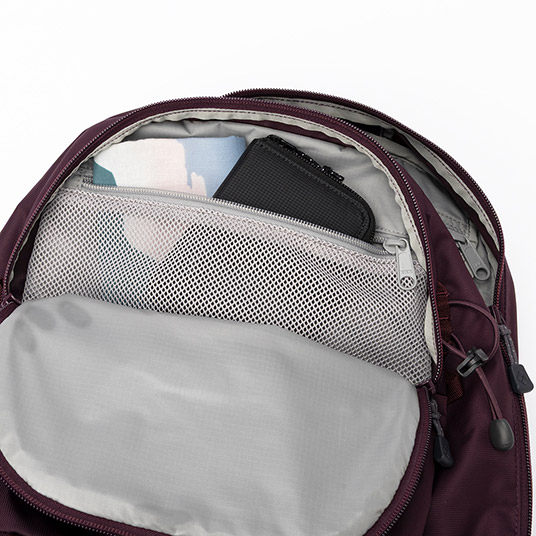 小物を収納できるフロントポケット