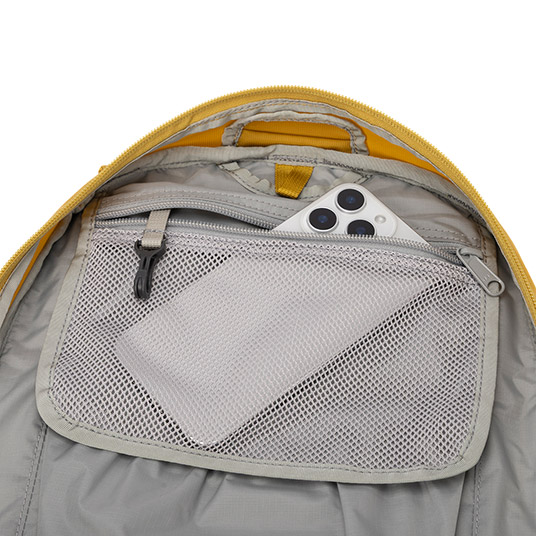 内部のジッパー付きポケット（キーリーシュ付き）