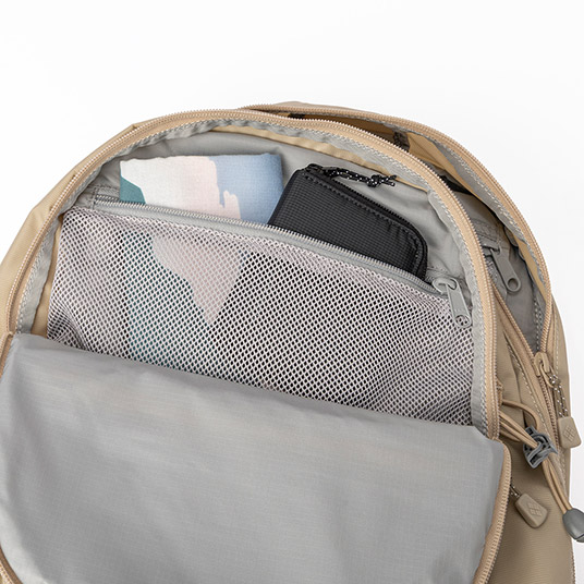 小物を収納できるフロントポケット