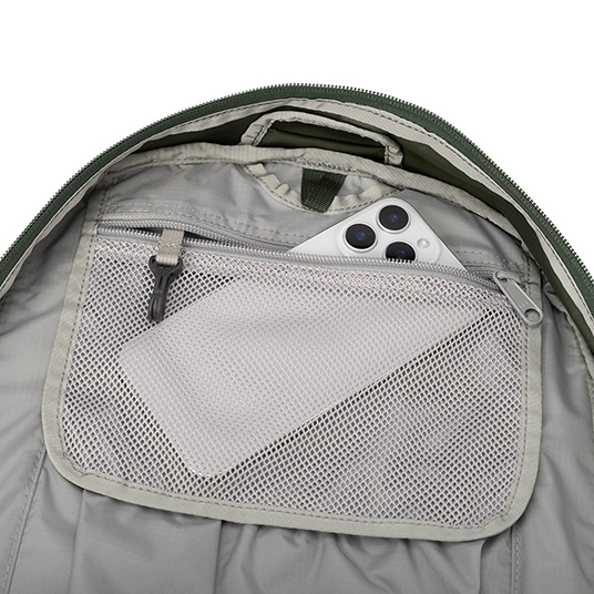 内部のジッパー付きポケット（キーリーシュ付き）