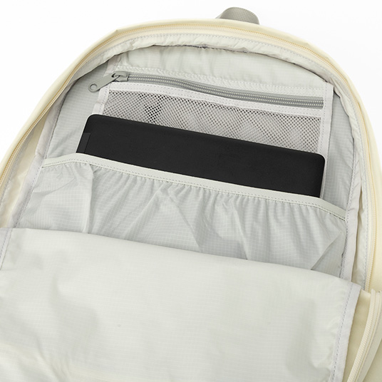 書類やノートパソコンが収納できるポケット