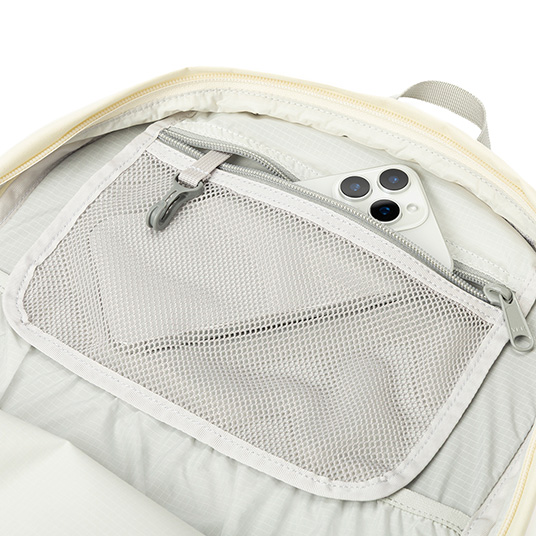 内部のジッパー付きメッシュポケット（キーリーシュ付き、画像はディライトパック 20）