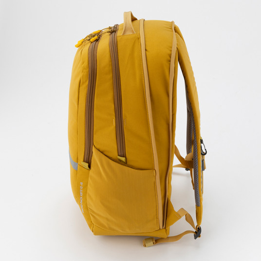 背面側のジッパーを開けると、容量を3L増やすことが可能