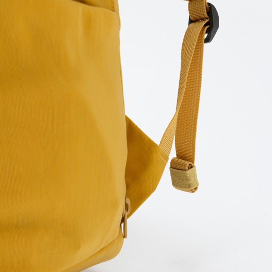 ショルダーストラップの余った部分は、巻きあげてまとめておくことが可能