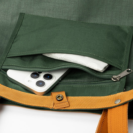 小物などが入れられるジッパー付きの内ポケット