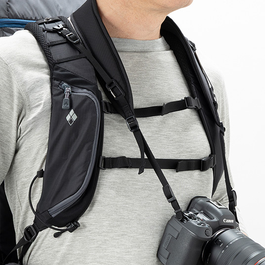フォトウォーカーパック30（別売）のショルダーハーネスに取り付けたイメージ