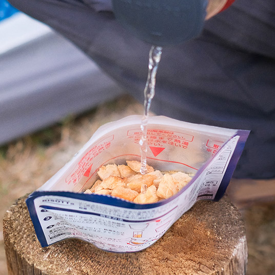 フリーズドライ製法を取り入れているため、お湯または水を注いで1分で完成します