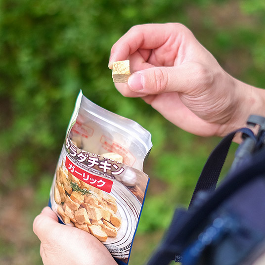 つまんで食べやすいブロックタイプで、お湯や水を入れずにそのままでも食べられます