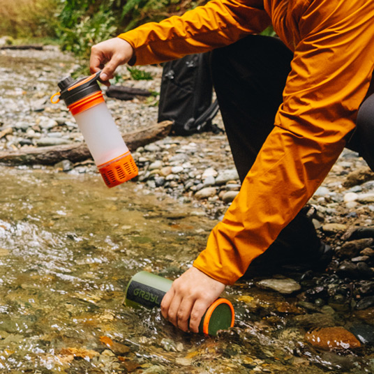 使用方法：浄水したい水をアウターボトルに入れる