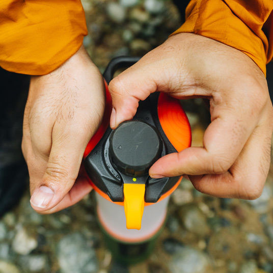 使用方法：飲み口のキャップを半回転緩める