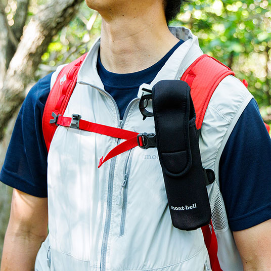 スプレー ホルスター（別売#1133511）のバックパックへの装着例（写真はフロンティアーズマン マックス ベアスプレー234mL）