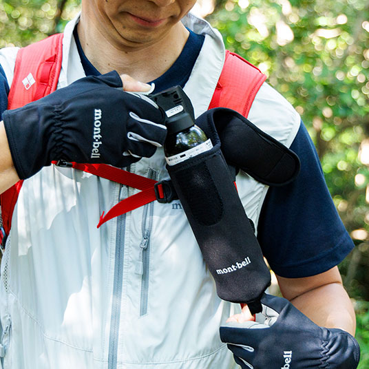 スプレーホルスター（別売#1133511）の底部ループに指を引っ掛けることで素早くスプレーを取り出せます。