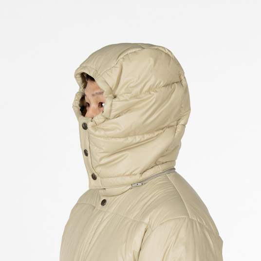 フードをかぶった状態