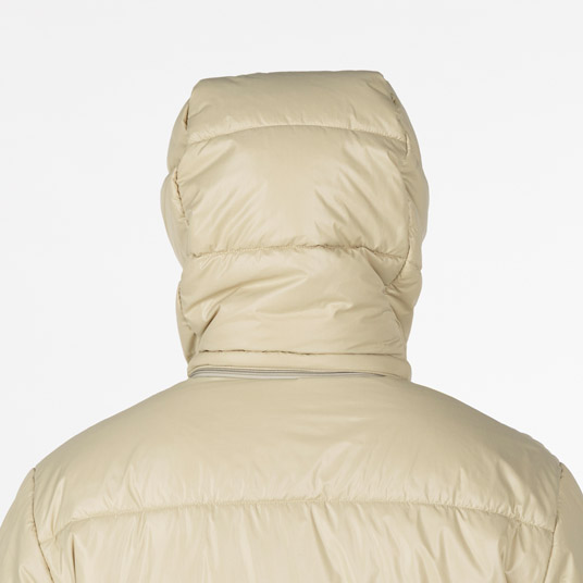 フードをかぶった状態