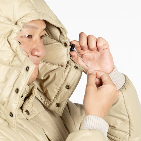 フードの顔周囲をドローコードで調節可能