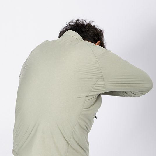 ストレッチ性があり、激しい動きにもスムーズに追随。