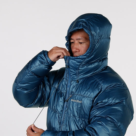 フードの顔周囲をドローコードで調節可能