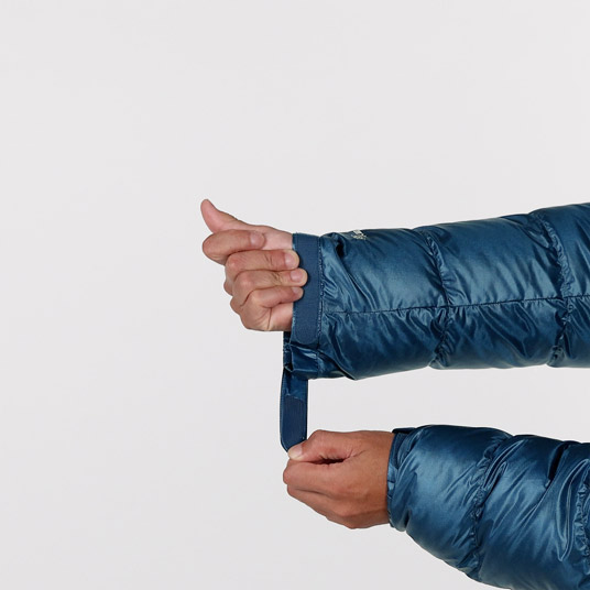 袖口のフィット感を調節でき、冷気の侵入を防ぎます