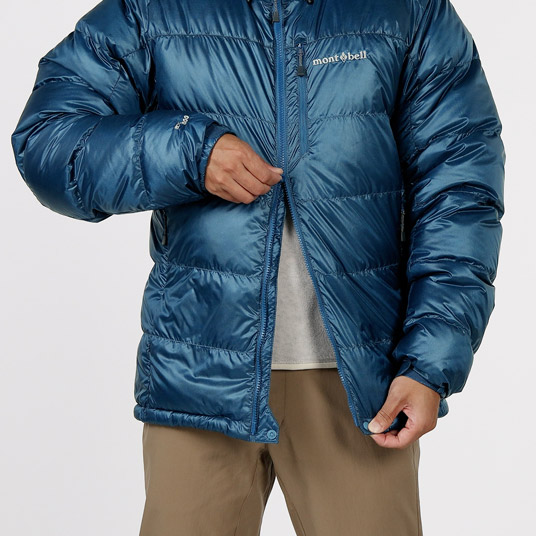 ジッパーを下からも開くことができます