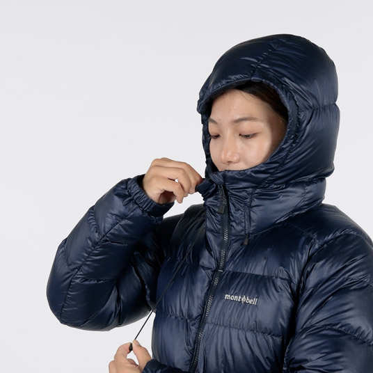 フードの顔周囲をドローコードで調節可能