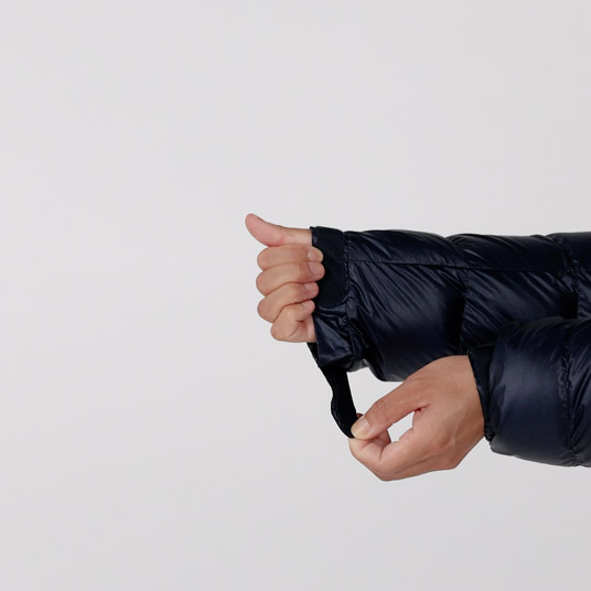 袖口のフィット感を調節でき、冷気の侵入を防ぎます