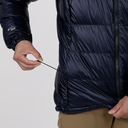 ポケット内のドローコードで裾のフィット感を簡単に調節可能。余ったコードが裾から垂れず、すっきり収納できます