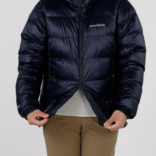 ジッパーを下からも開くことができます