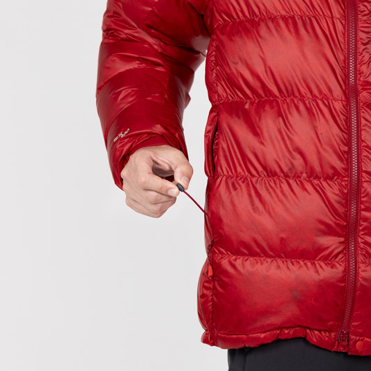 ポケット内のドローコードで裾のフィット感を簡単に調節可能。余ったコードが裾から垂れず、すっきり収納できます