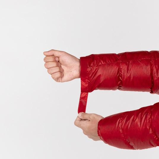 袖口のフィット感を調節でき、冷気の侵入を防ぎます