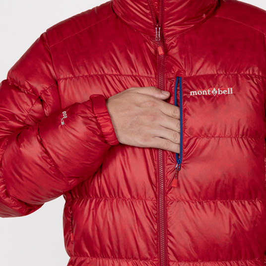 小物が入れられるジッパー付きの胸ポケット