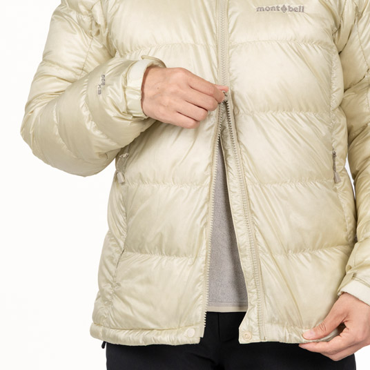 ジッパーを下からも開くことができます