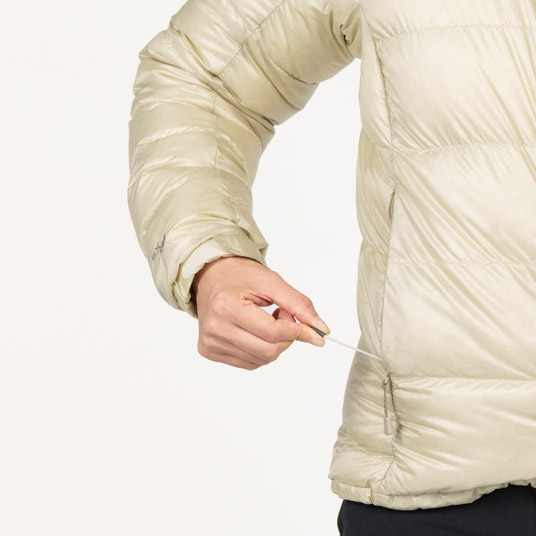 ポケット内のドローコードで裾のフィット感を簡単に調節可能。余ったコードが裾から垂れず、すっきり収納できます