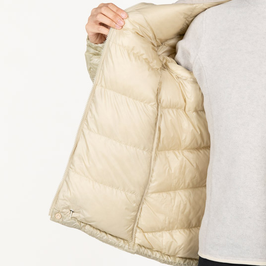 表地と裏地の間を隔壁で仕切ったボックス構造で、ダウンの保温性能を最大限に引き出します