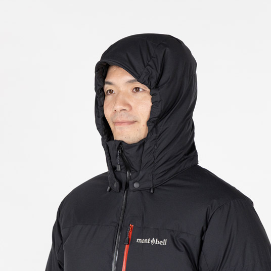 ベルクロでひさしの高さ、ドローコードで顔の周囲の調節が可能