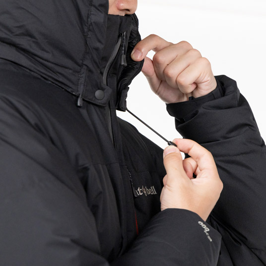 フードの顔周囲をドローコードで調節可能