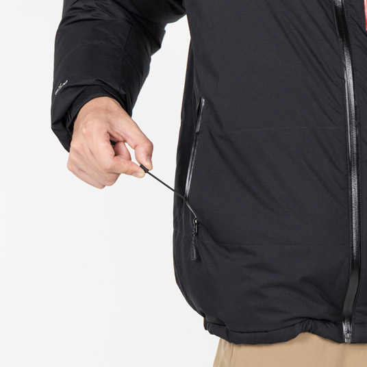 ポケット内のドローコードで裾のフィット感を簡単に調節可能。余ったコードが裾から垂れず、すっきり収納できます