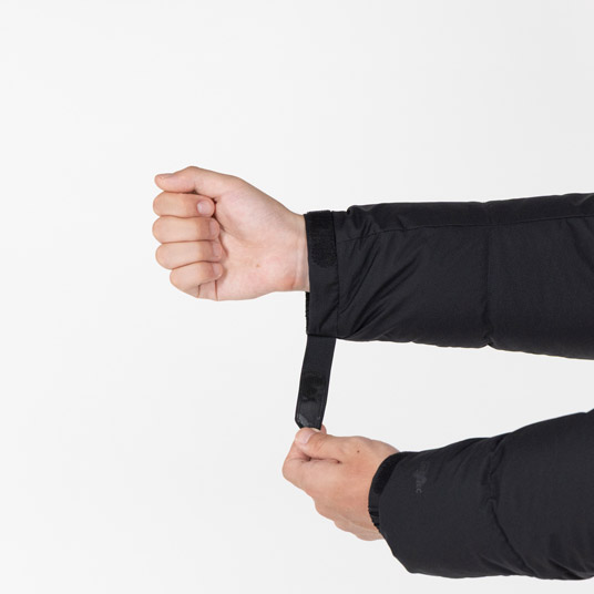 袖口のフィット感を調節でき、冷気の侵入を防ぎます